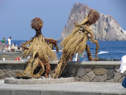 Sagome nel porto di Panarea