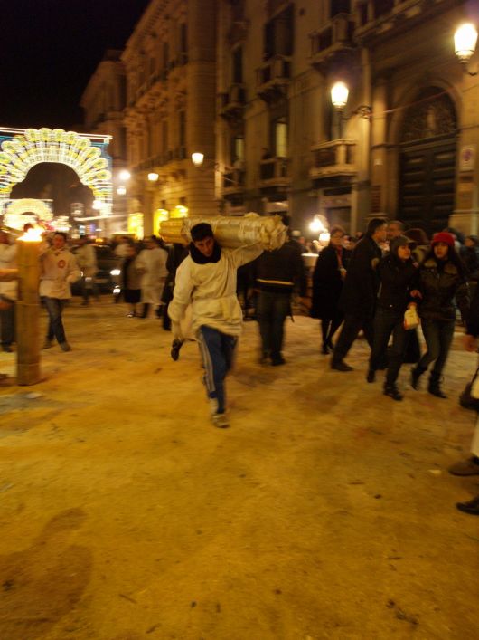Devoti Agatini che portano a spalla il cero