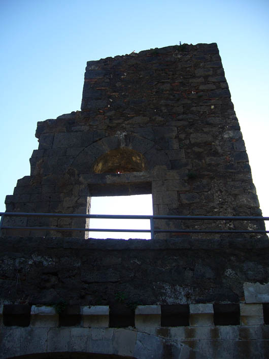 Scorcio torre controluce