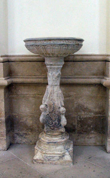 La cattedrale di Noto, acquasantiera