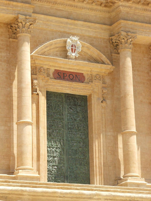 La cattedrale di Noto, il portone centrale