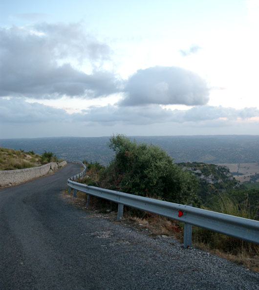 Una strada tra i monti Iblei, Castelluccio (Noto, sr)